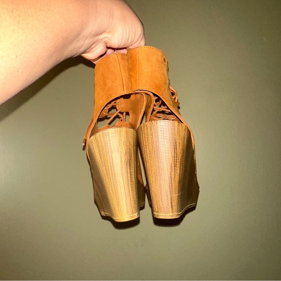 ***SOLD***Shoe Dazzle Platform Booties - Picture 9 of 16